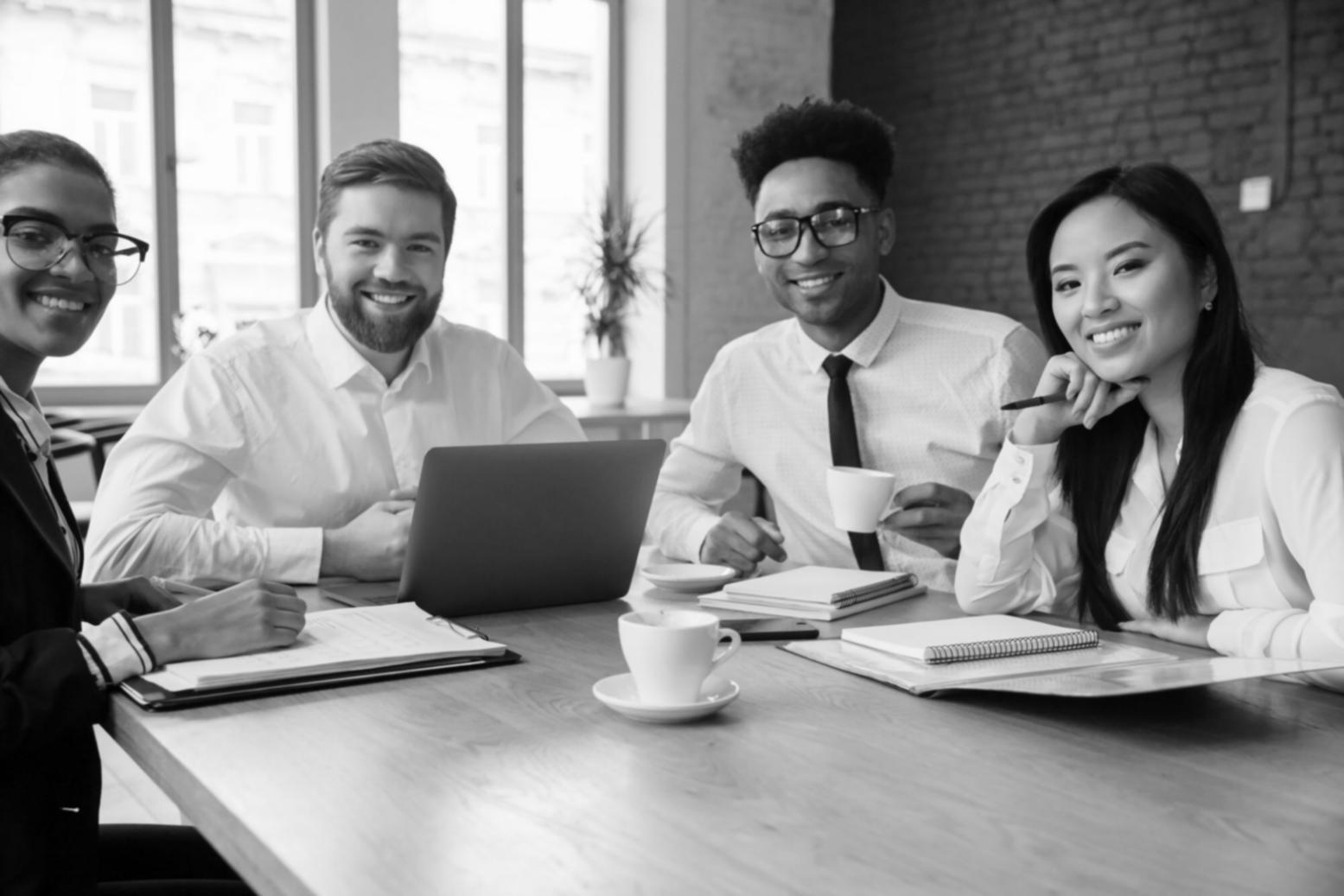 Equipo trabajando en oficina moderna con herramientas financieras